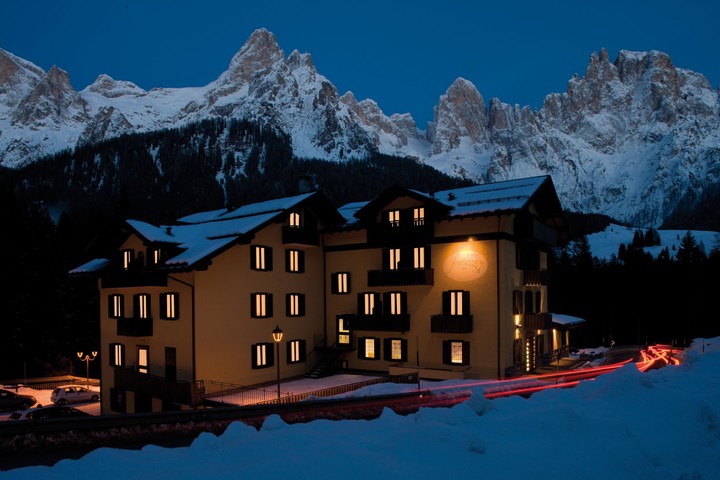 Veduta crepuscolare della casa e delle Pale di San Martino, gioiello delle Dolomiti.