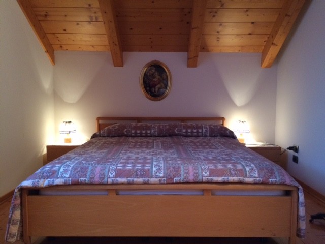 Camera da letto matrimoniale con vista sulle Pale di San Martino
