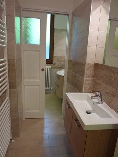con lavandino,calorifero a parete e porta con chiusura che divide gli ambienti