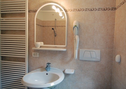 vasca con doccia, phon, acqua calda continua